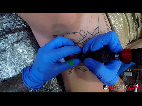 ❤️ Extremt tatuerade snyggingen Sully Savage fick en tatuering på sin klitoris ️❌ Sluts at porn sv.gayasianporn.ru ❤